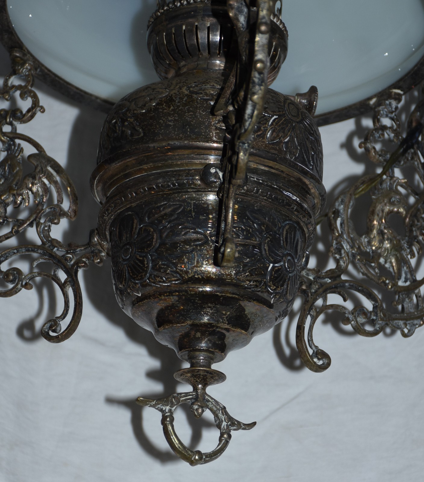 Lustre de metal com manga opalinada. - foto 3 de 4