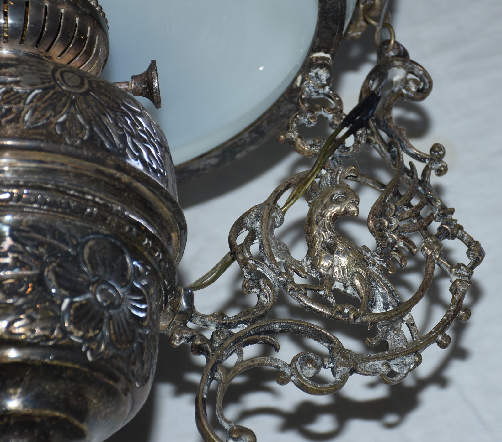 Lustre de metal com manga opalinada. - foto 4 de 4