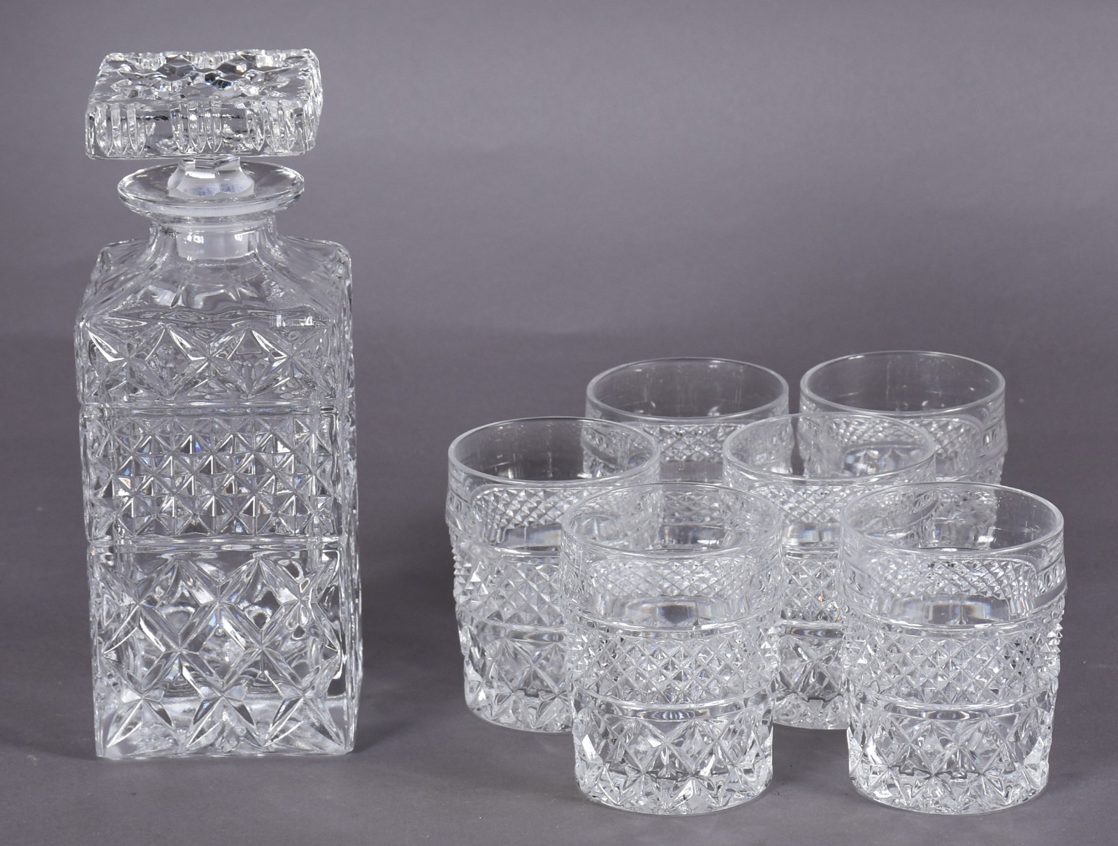 Garrafa para whisky de cristal lapidado com 6 copos. - foto 1 de 4
