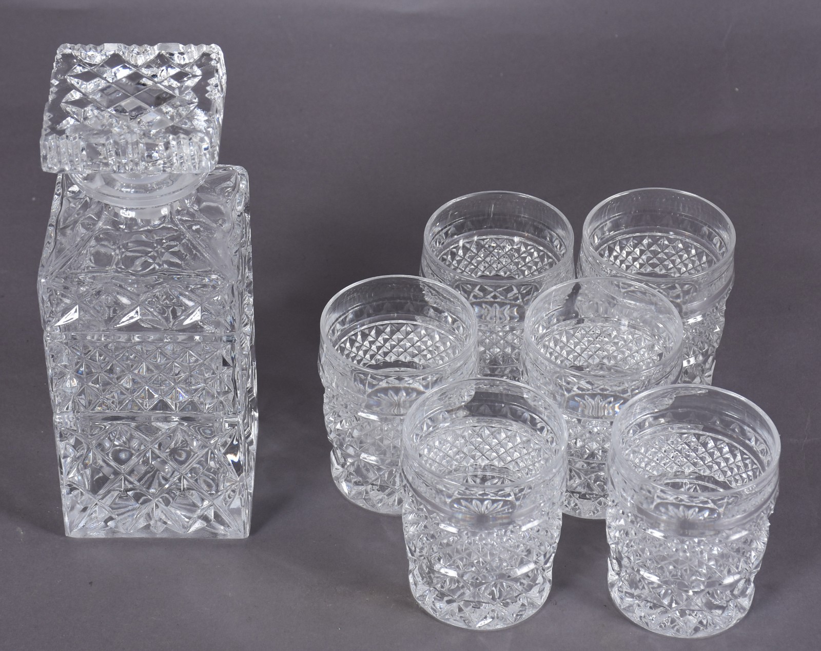 Garrafa para whisky de cristal lapidado com 6 copos. - foto 2 de 4