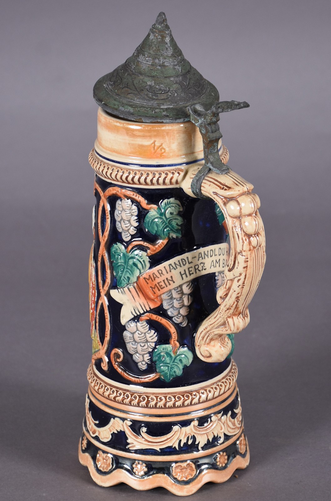 Tankard musical de cerâmica com figuras em relevo policromado, tampa... - foto 2 de 5