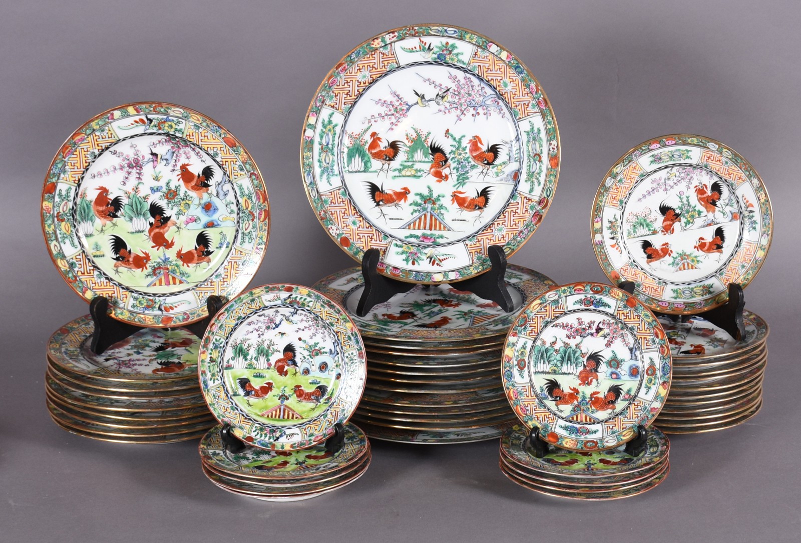 Aparelho de jantar de porcelana chinesa composto de: 23 pratos rasos... - foto 1 de 5