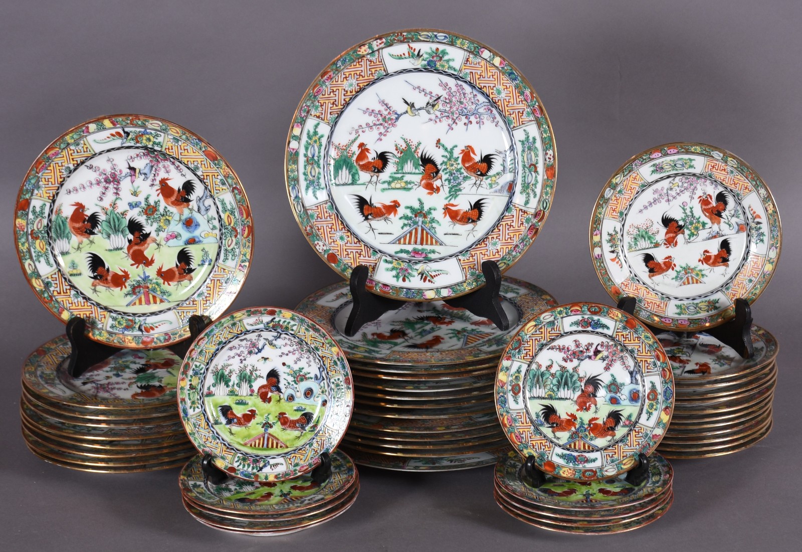 Aparelho de jantar de porcelana chinesa composto de: 23 pratos rasos... - foto 2 de 5