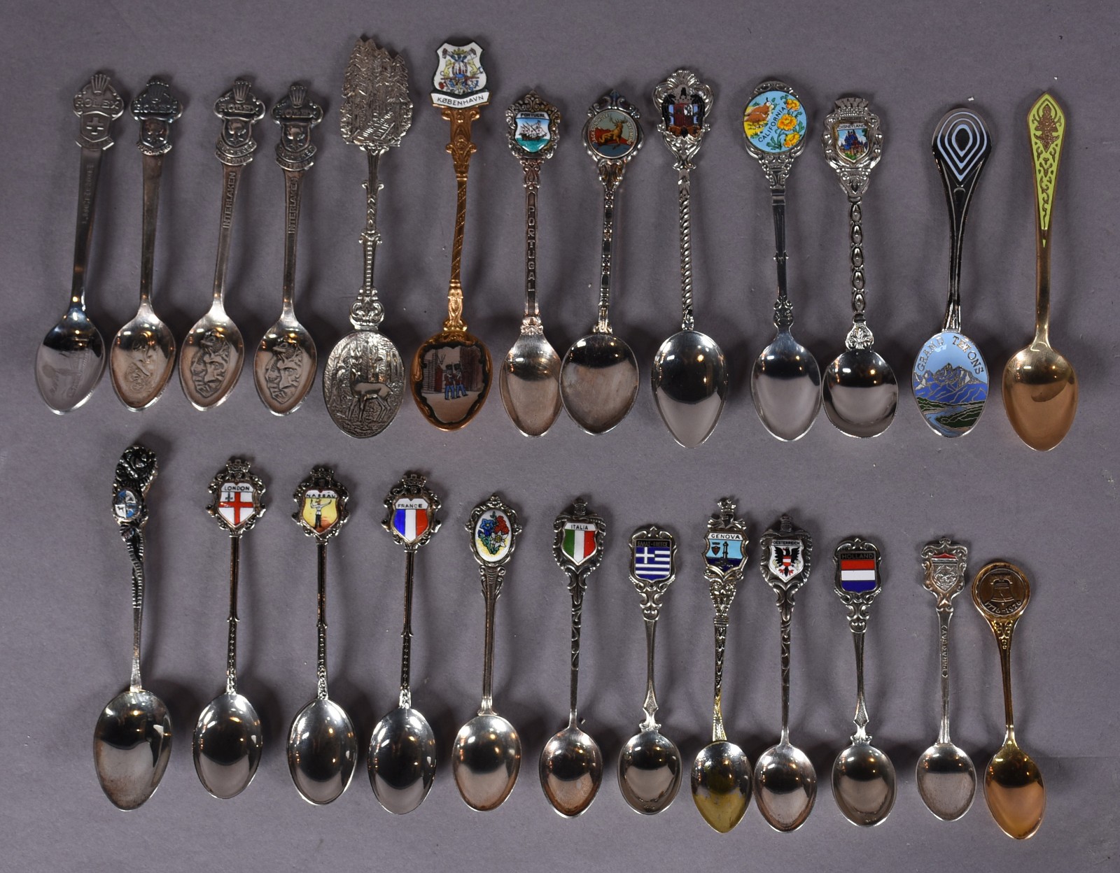 Vinte e cinco colherinhas de metal. - foto 1 de 6