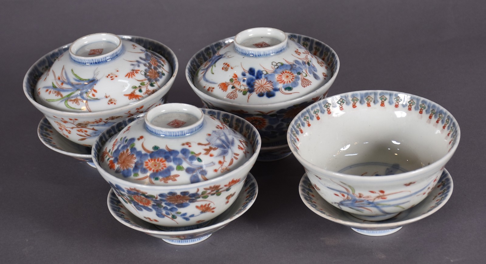 Conjunto com quatro bowls de porcelana oriental com pratinhos e tampa... - foto 1 de 5
