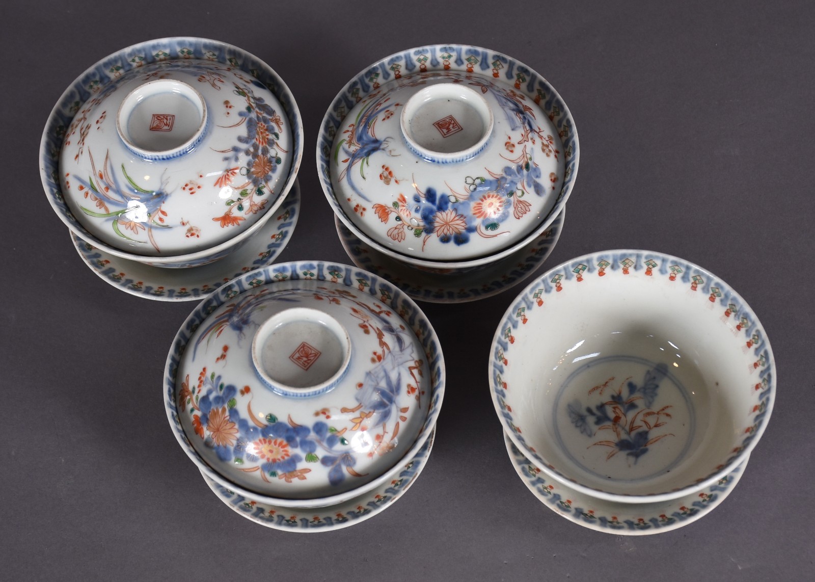 Conjunto com quatro bowls de porcelana oriental com pratinhos e tampa... - foto 2 de 5