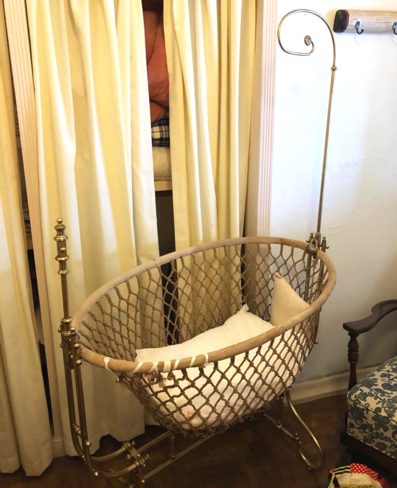 Berço com armação de metal dourado e rede de cordas. - foto 2 de 2