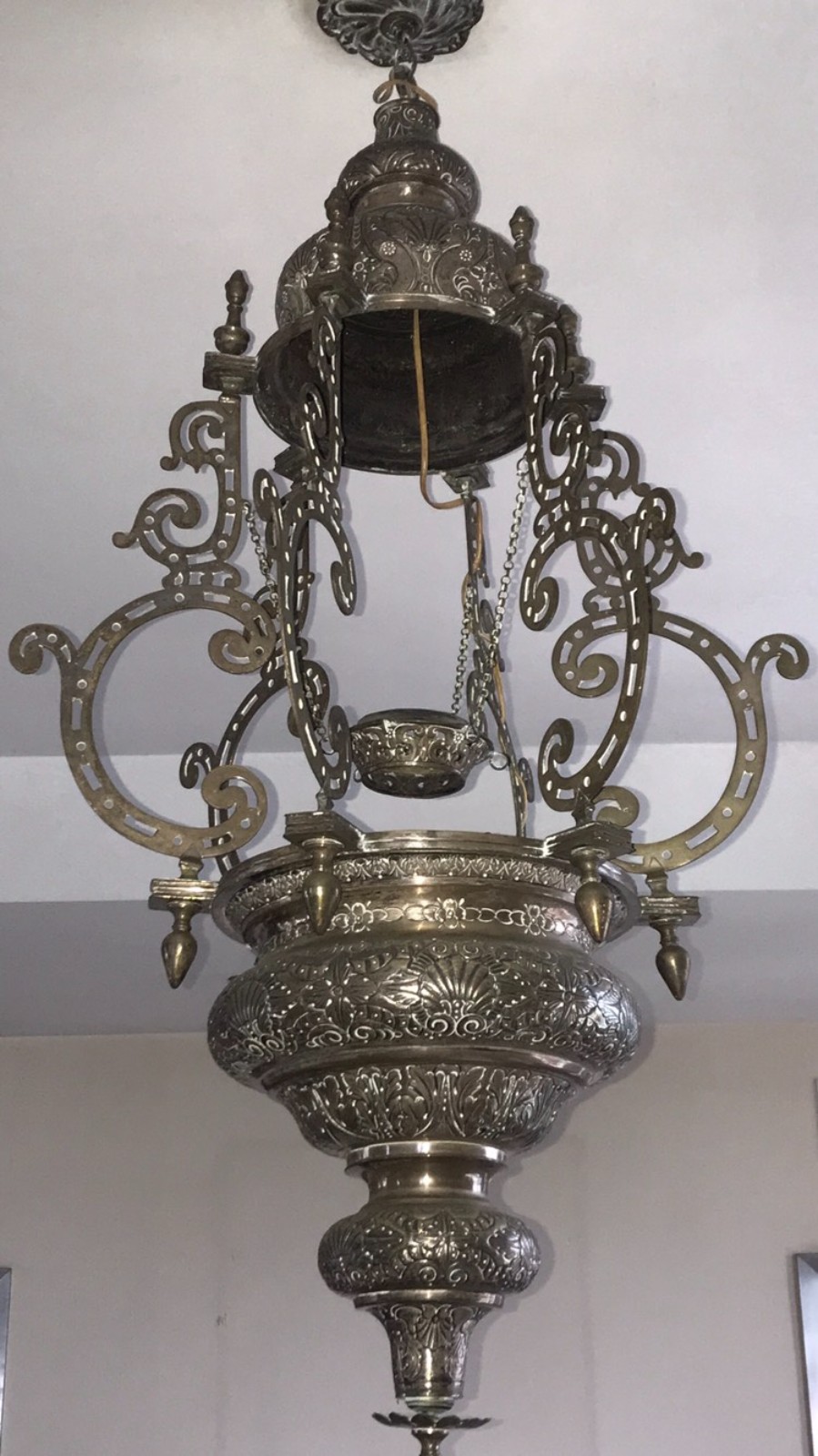 Imponente lampadário modelo Sabará, de prata batida, repuxada e... - foto 4 de 8