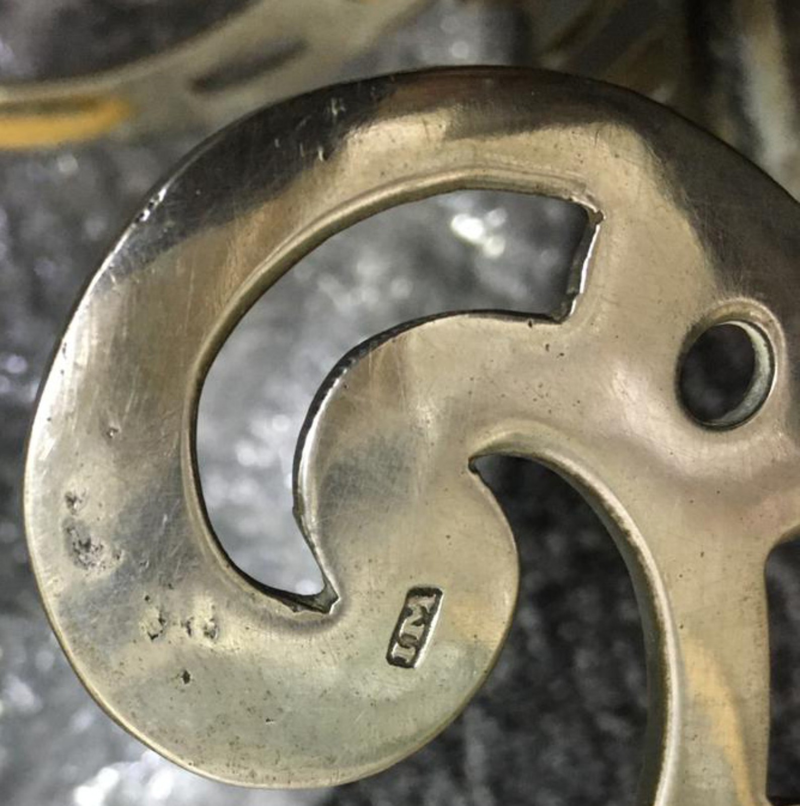 Imponente lampadário modelo Sabará, de prata batida, repuxada e... - foto 8 de 8