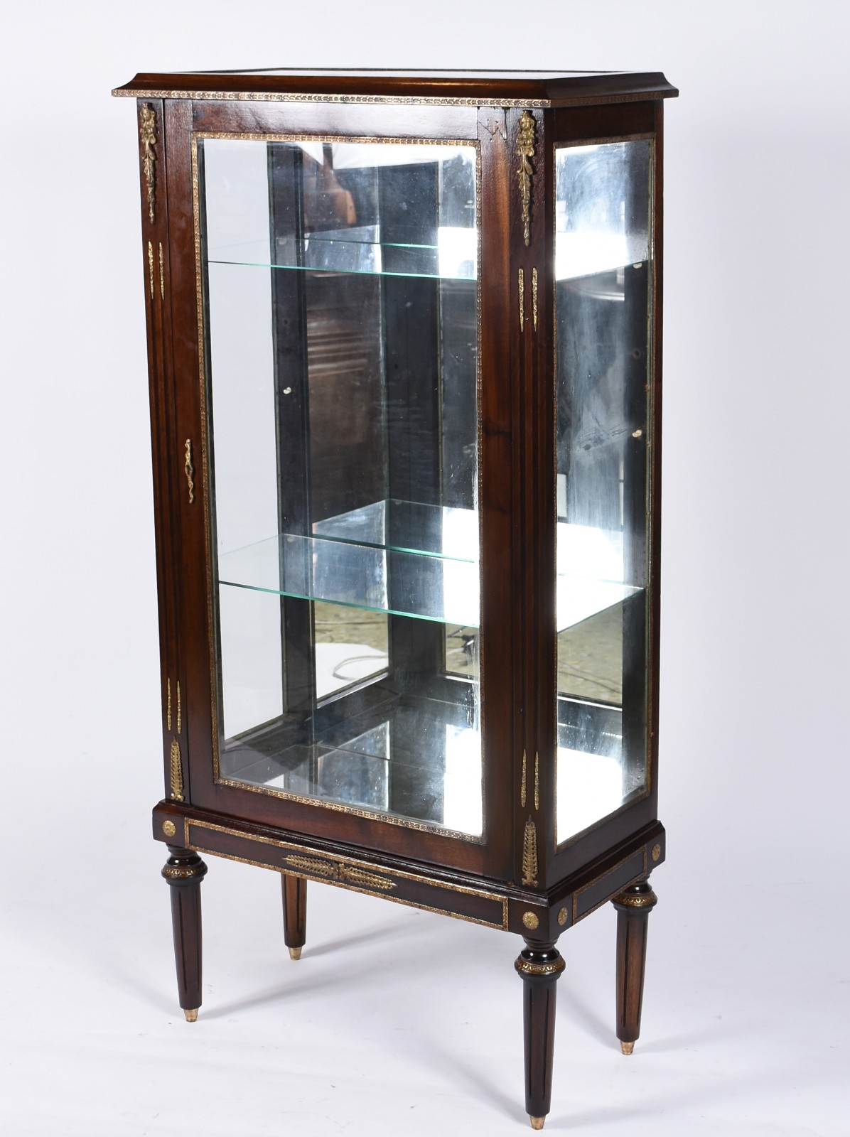 Vitrine de madeira nobre com porta e laterais de vidro, prateleiras... - foto 2 de 3