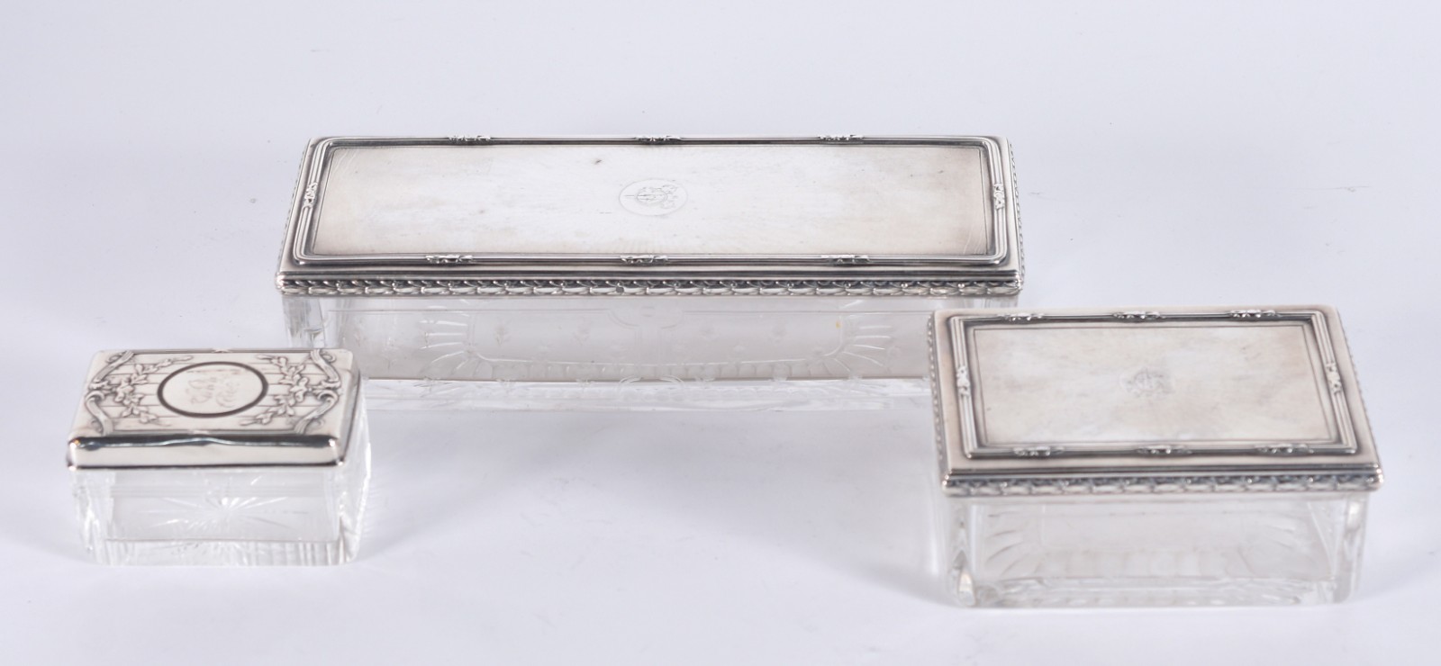 Três caixas de cristal europeu com tampas de prata contrastada. Peso... - foto 1 de 8