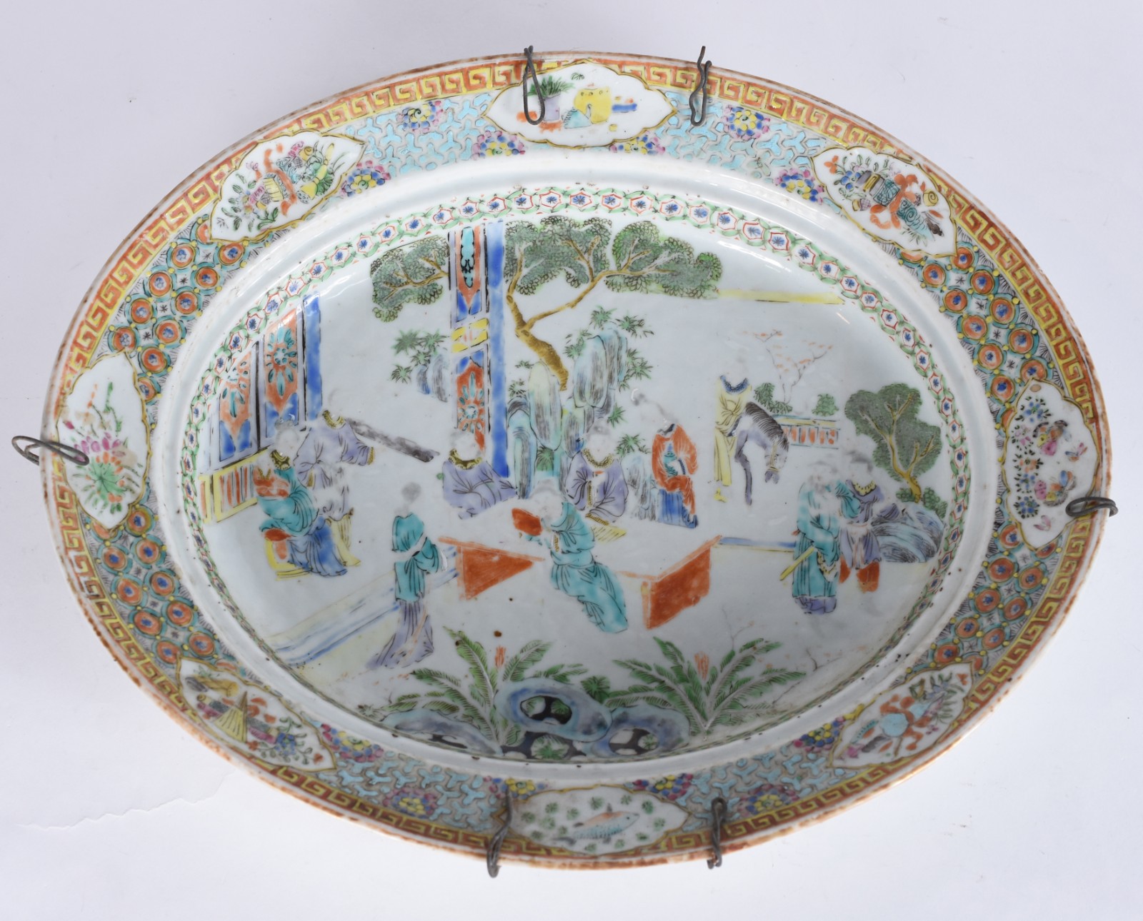 Travessa oval em porcelana chinesa, decorada em esmaltes policromados... - foto 1 de 3