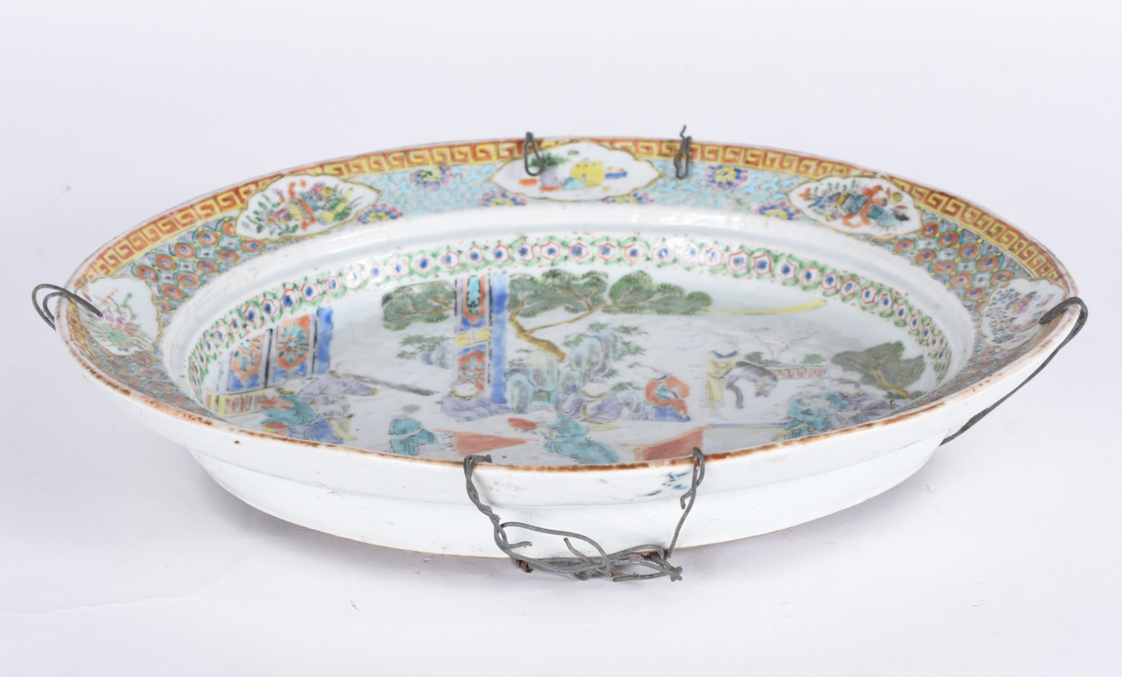 Travessa oval em porcelana chinesa, decorada em esmaltes policromados... - foto 2 de 3