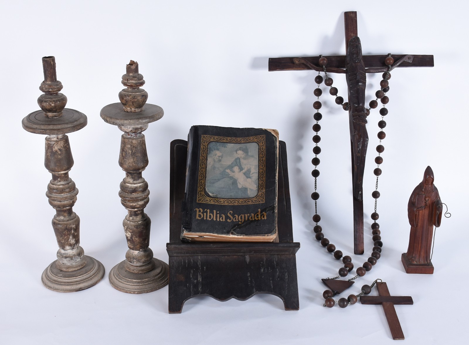 Diversas peças sacras de madeira, sendo: Bíblia Sagrada com suporte... - foto 1 de 9