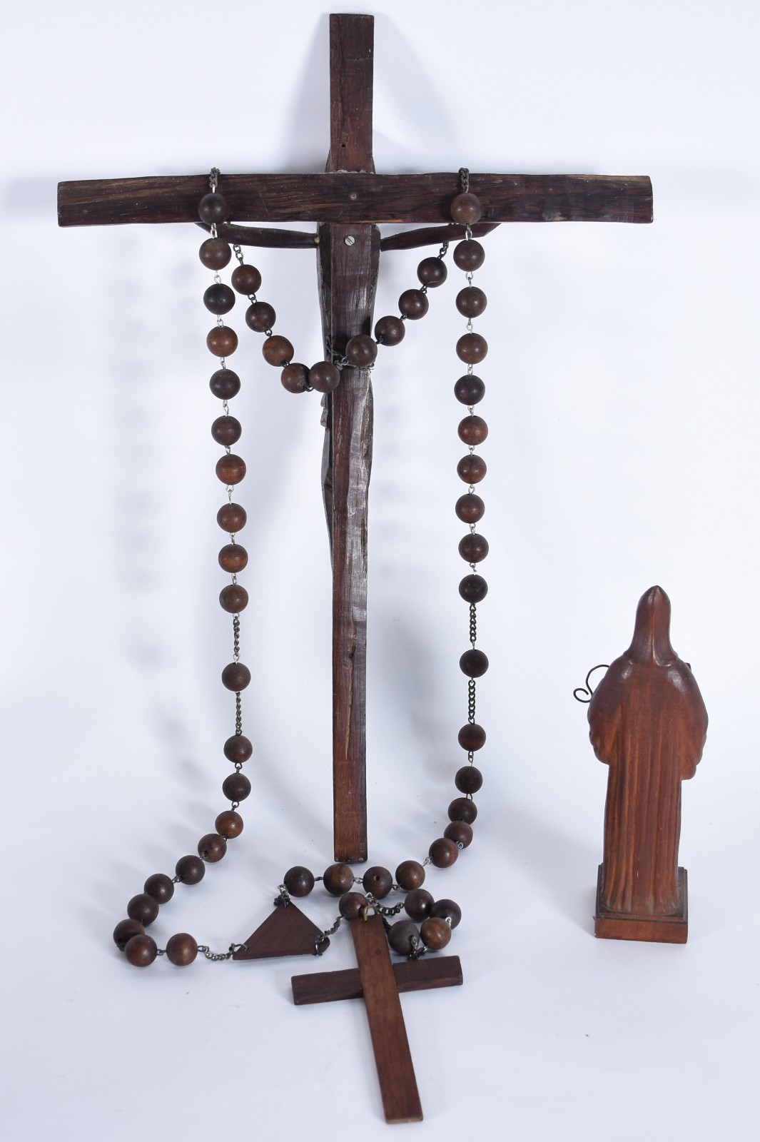 Diversas peças sacras de madeira, sendo: Bíblia Sagrada com suporte... - foto 2 de 9