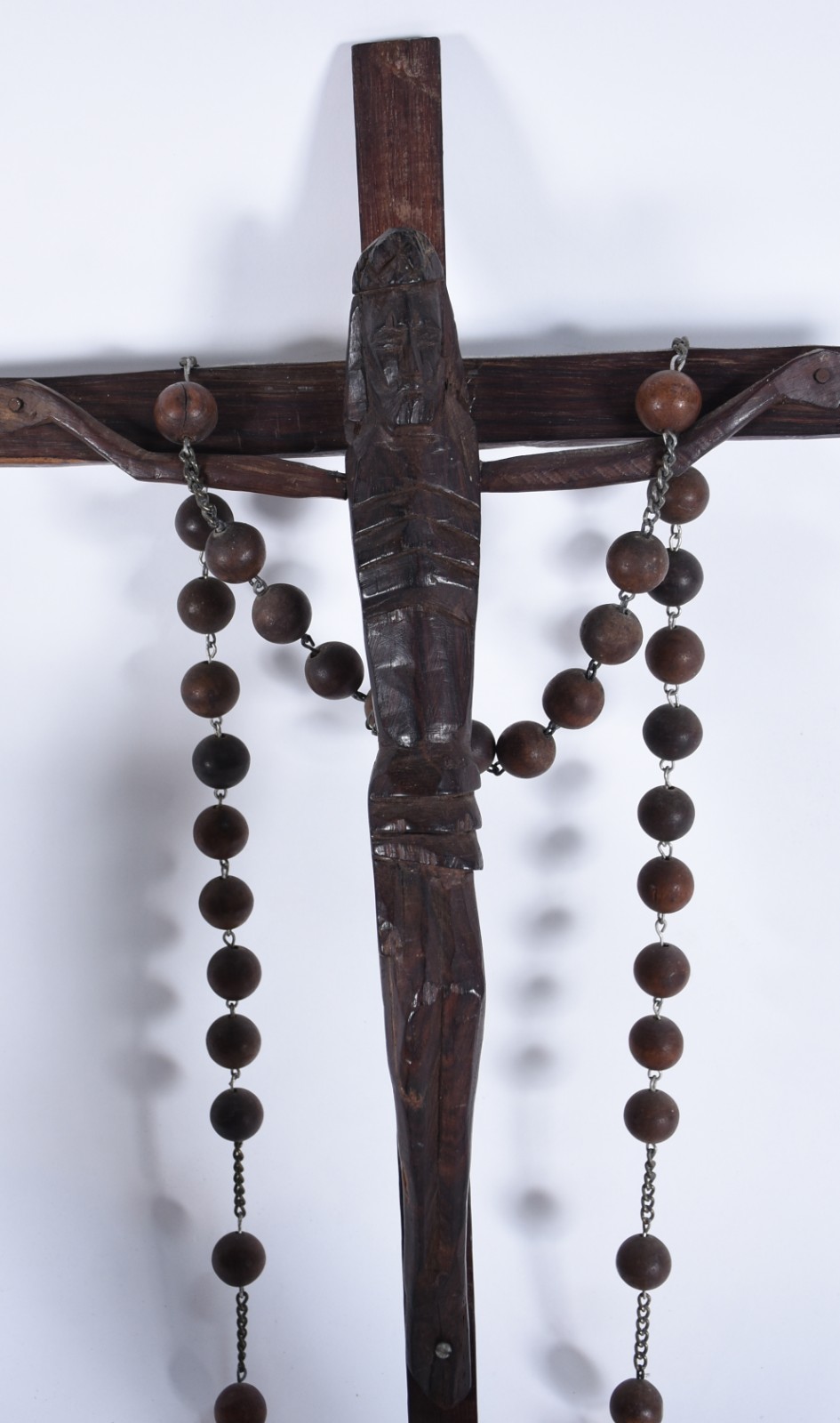 Diversas peças sacras de madeira, sendo: Bíblia Sagrada com suporte... - foto 4 de 9