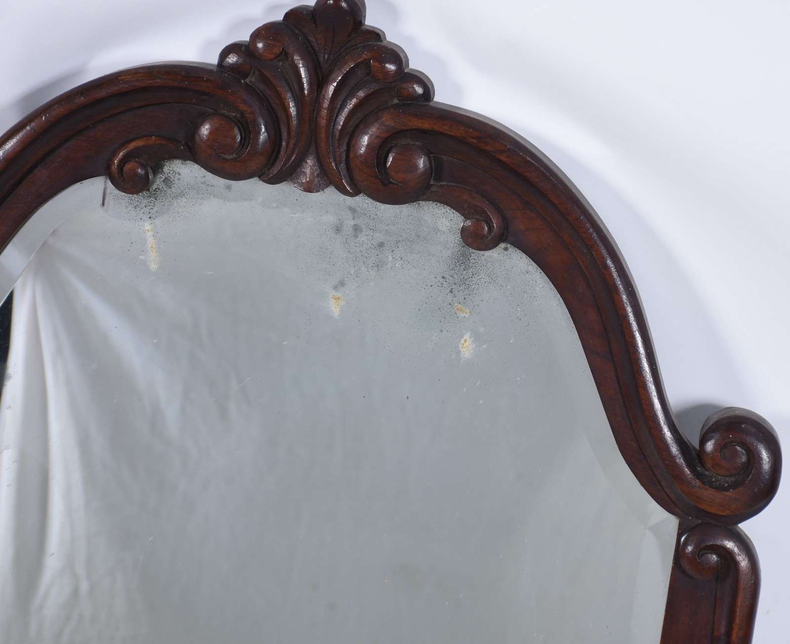 Espelho de cristal bisotado, moldura de madeira nobre com concheados... - foto 2 de 3