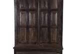 Antigo armário estilo colonial brasileiro de ma... - Antigo armário estilo colonial brasileiro de madeira nobre, duas portas almofadadas com prateleiras internas sobre dois gavetões. Desgastes.