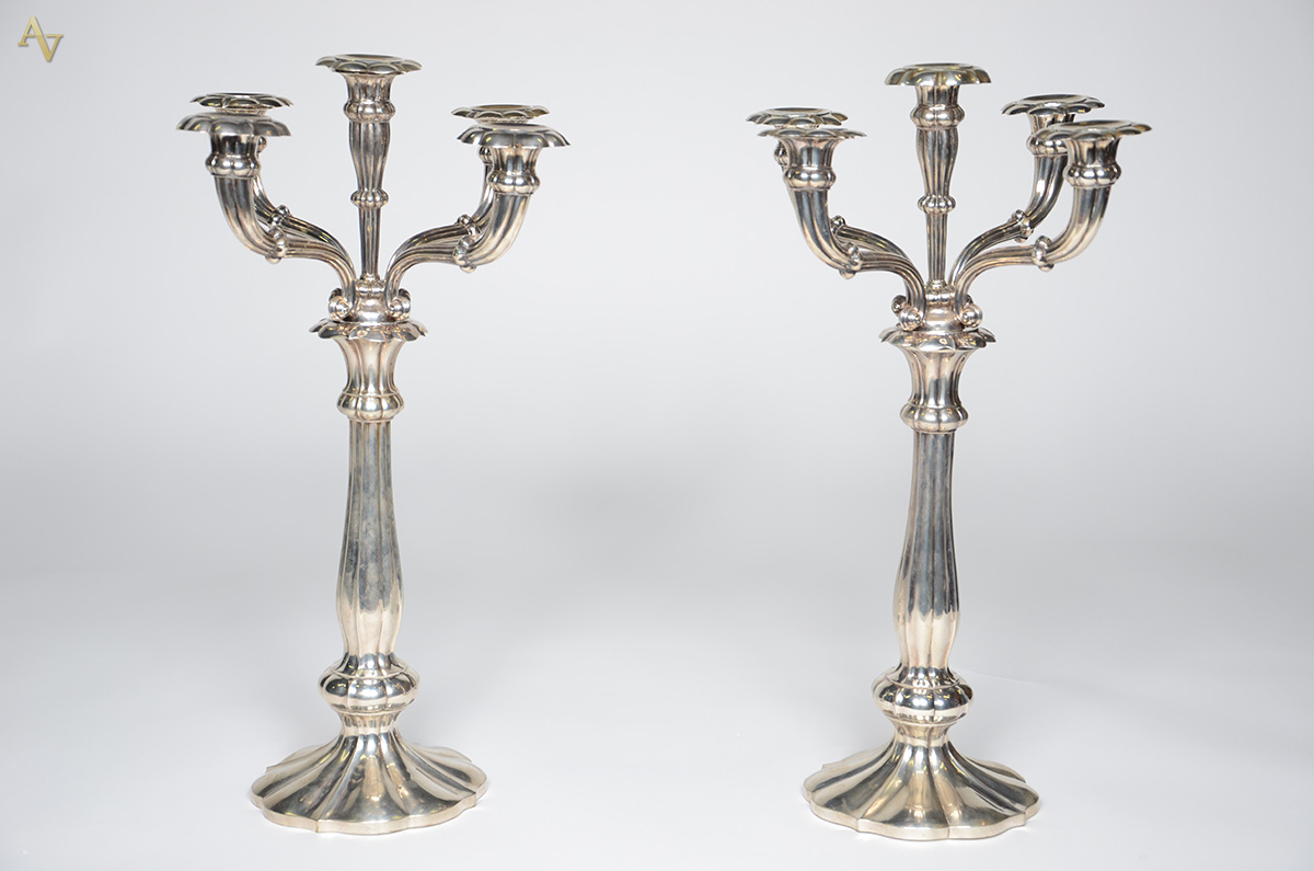 Par de candelabros de prata de lei contrastada para cinco velas cada...