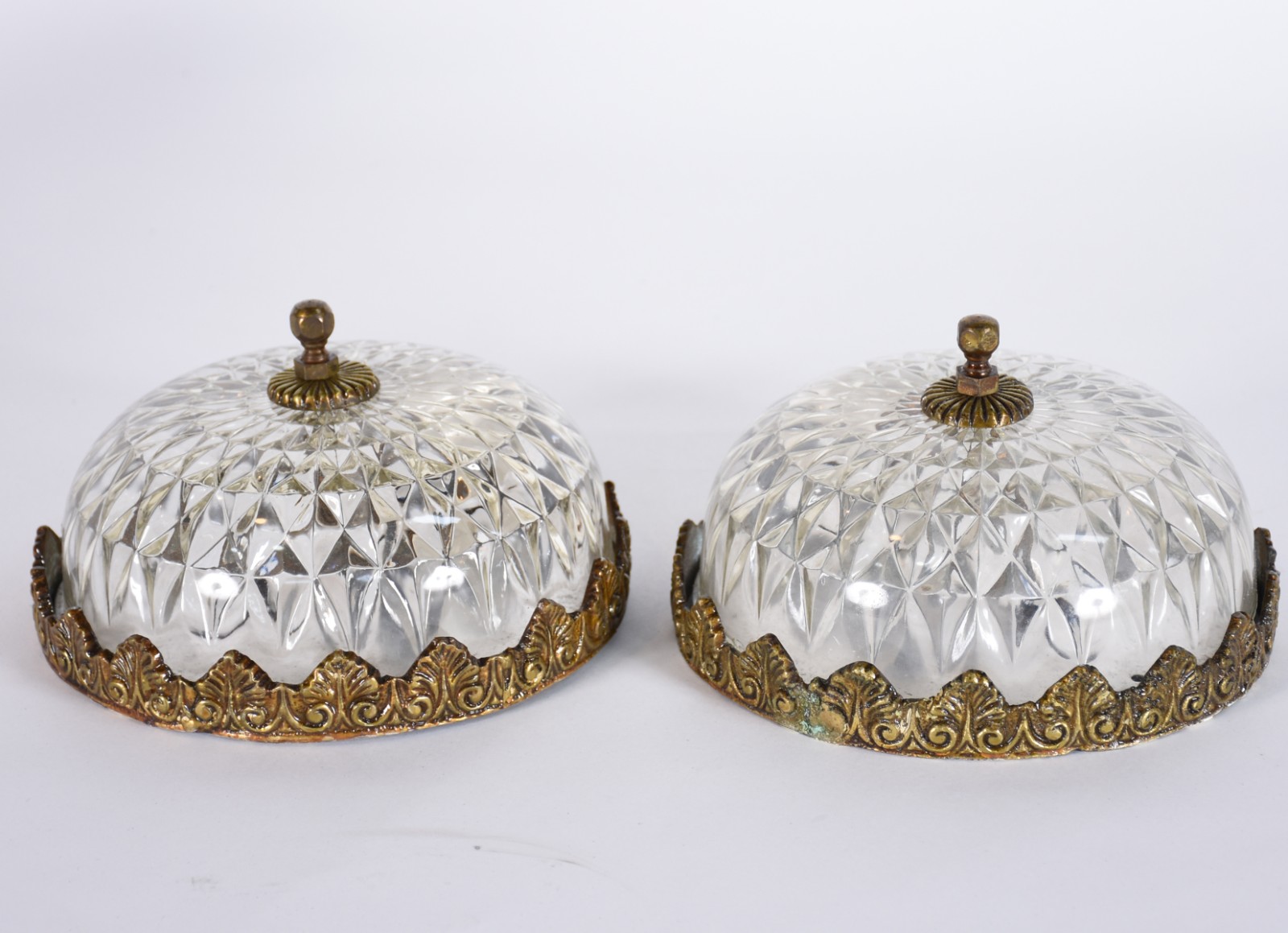 Par de plafoniers de metal dourado, cúpulas de vidro trabalhado. - foto 2 de 3