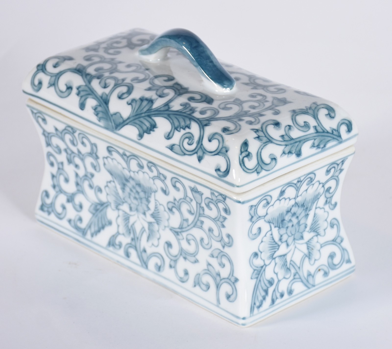 Caixa decorativa de porcelana decorada com guirlandas em azul. - foto 1 de 5