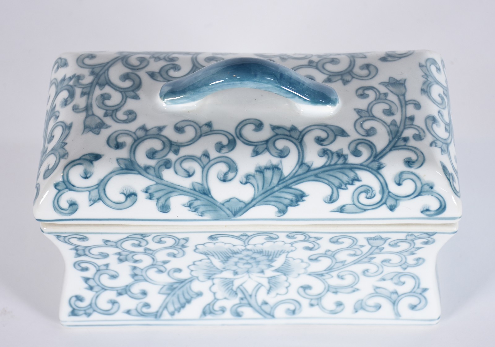 Caixa decorativa de porcelana decorada com guirlandas em azul. - foto 3 de 5