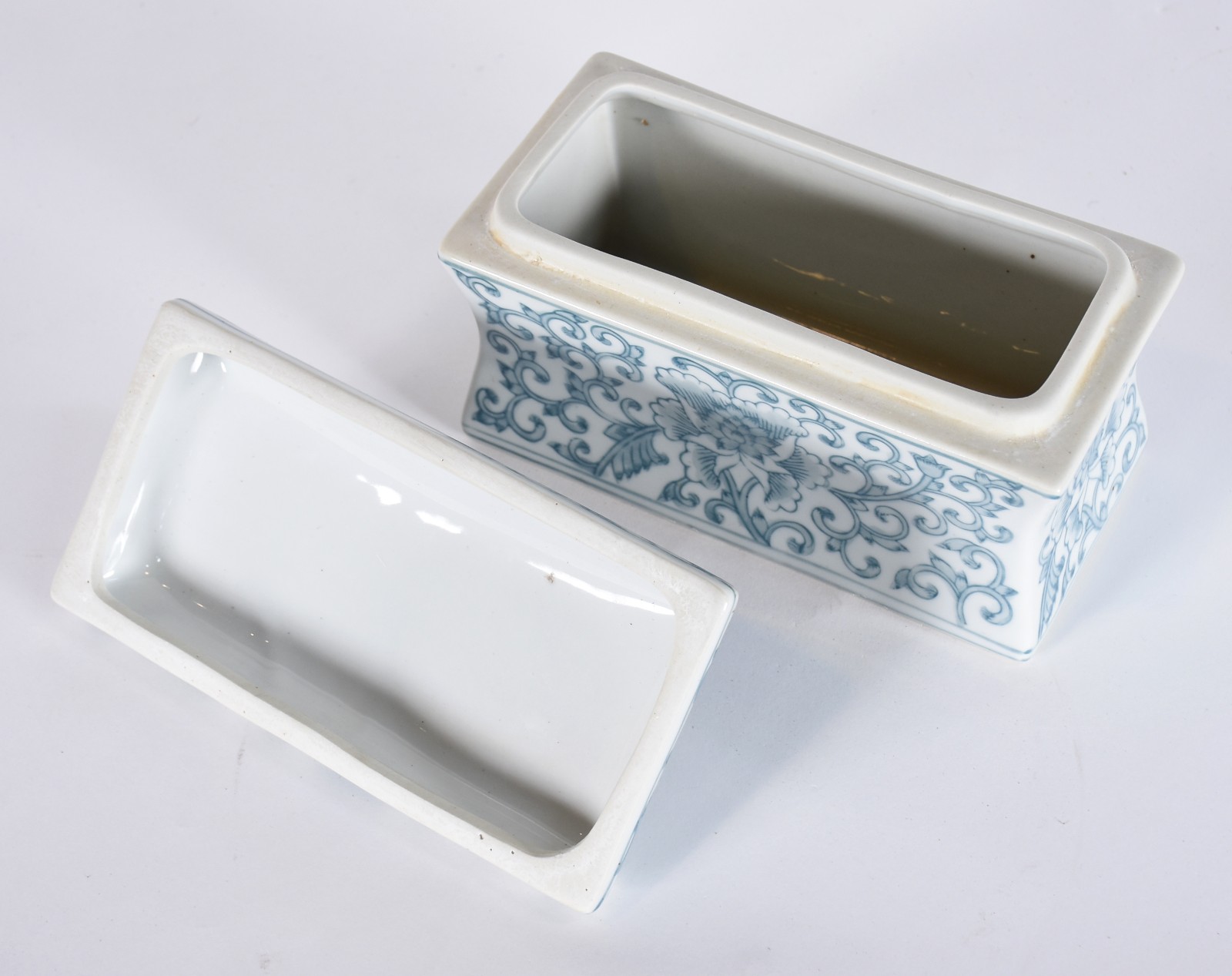 Caixa decorativa de porcelana decorada com guirlandas em azul. - foto 4 de 5