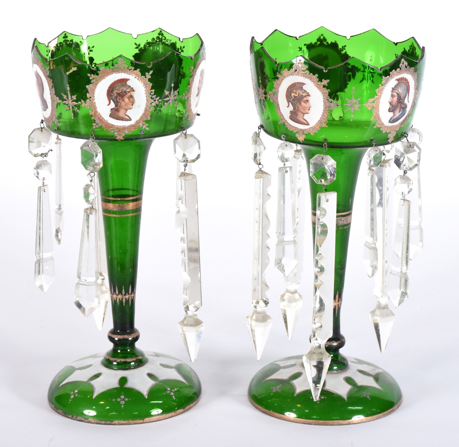 Par de porta abacaxis de cristal verde com figuras em medalhões... - foto 1 de 6