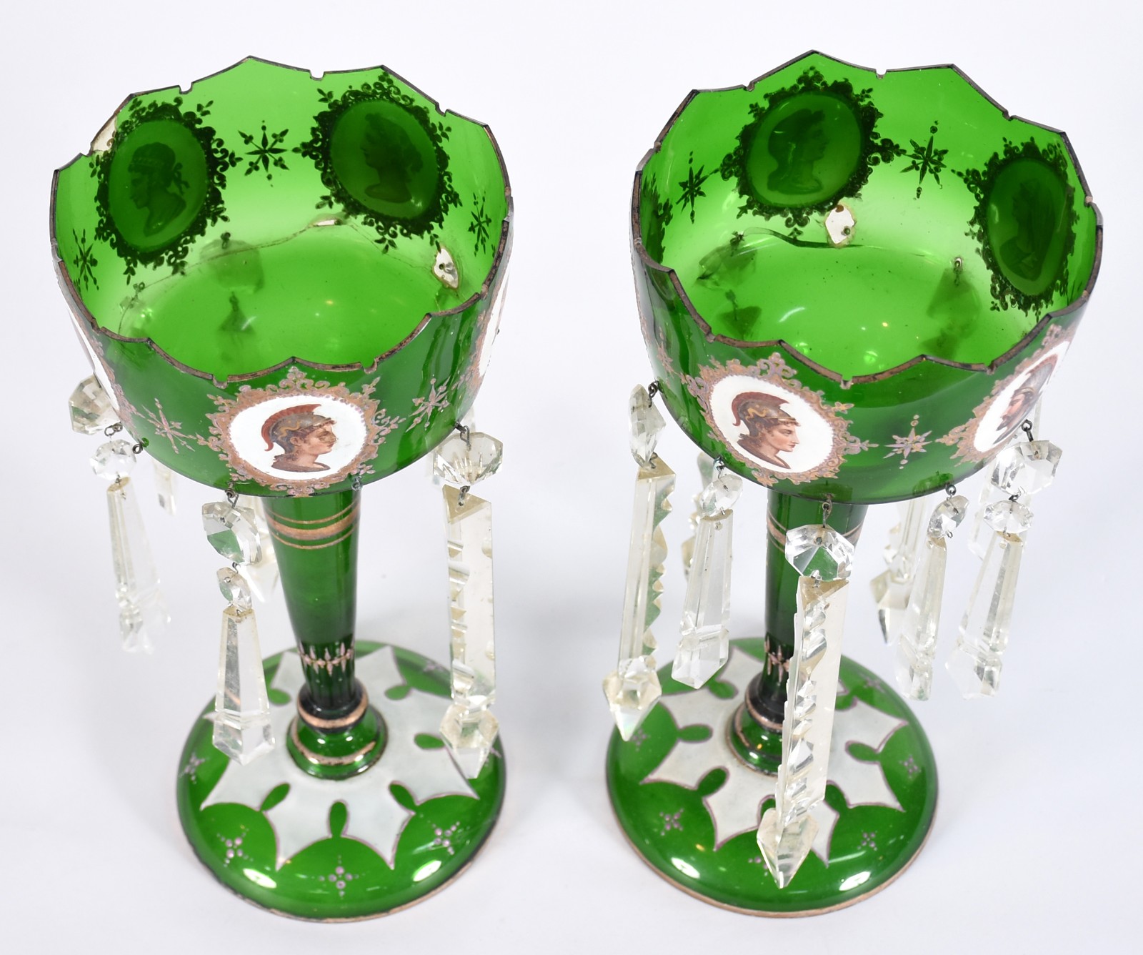 Par de porta abacaxis de cristal verde com figuras em medalhões... - foto 2 de 6