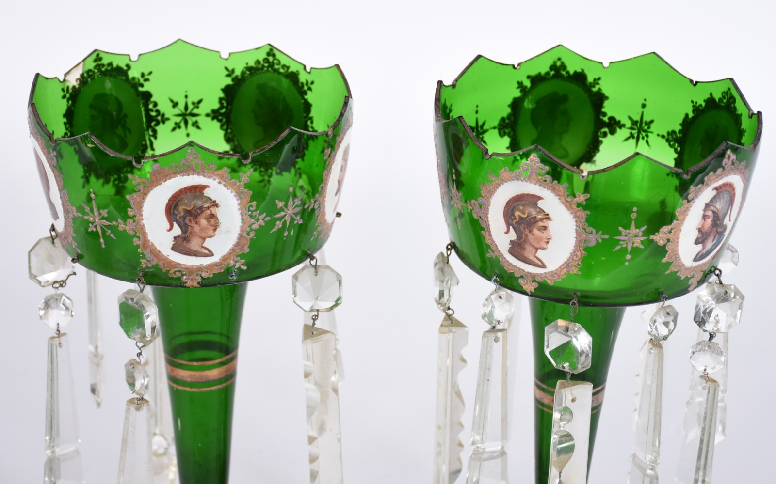 Par de porta abacaxis de cristal verde com figuras em medalhões... - foto 3 de 6
