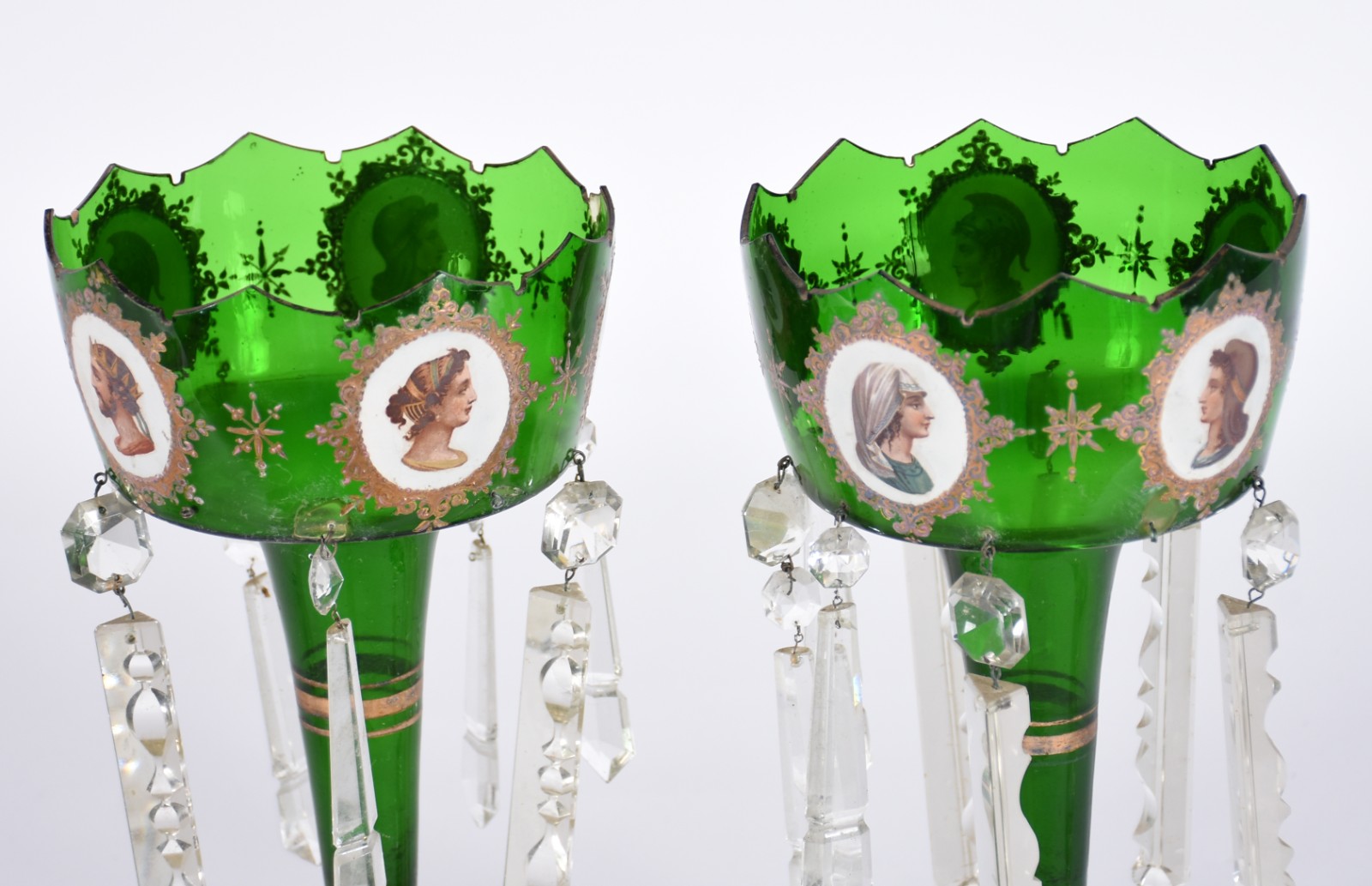 Par de porta abacaxis de cristal verde com figuras em medalhões... - foto 4 de 6