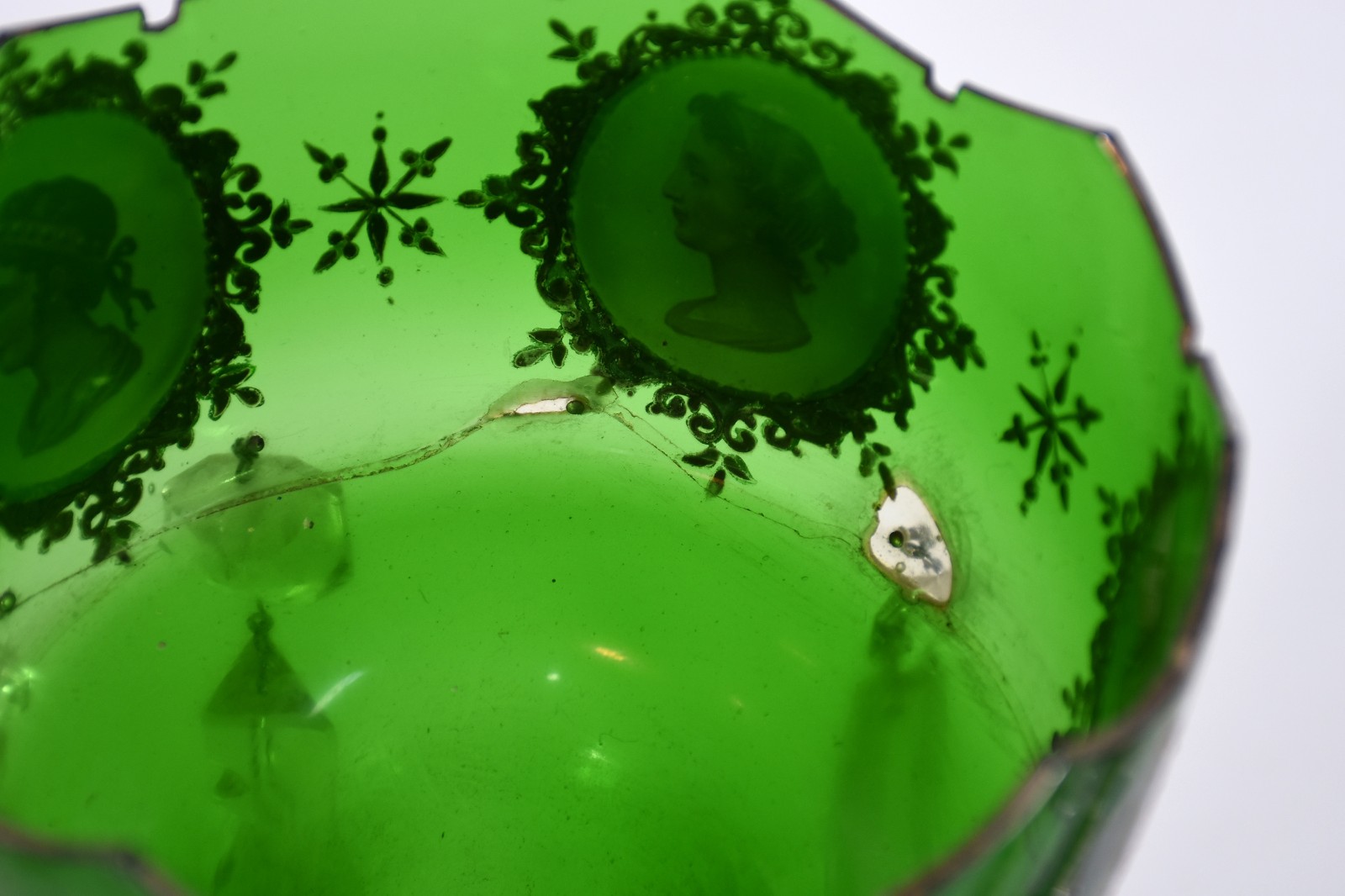 Par de porta abacaxis de cristal verde com figuras em medalhões... - foto 5 de 6