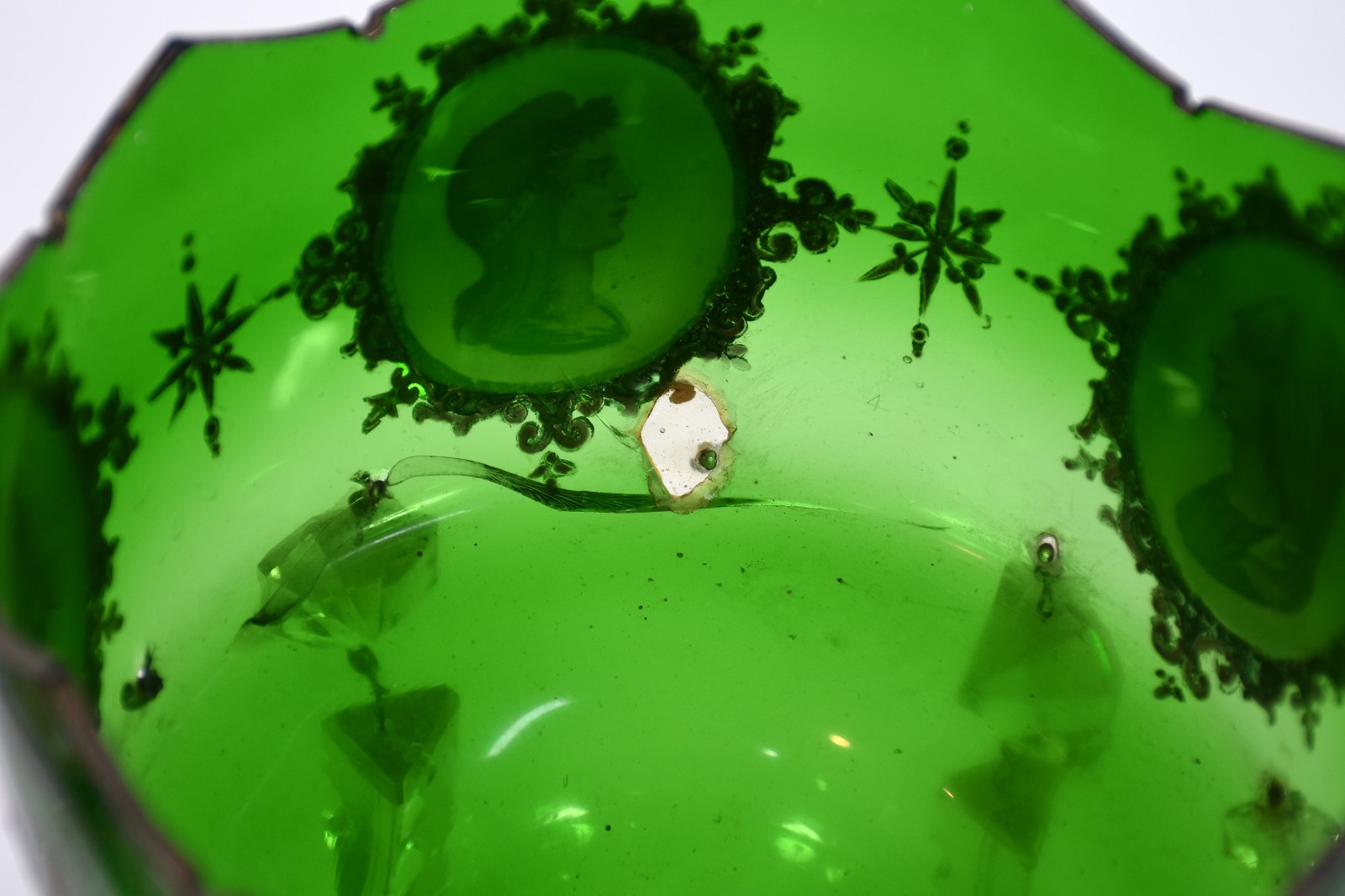 Par de porta abacaxis de cristal verde com figuras em medalhões... - foto 6 de 6