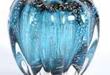 Vaso de vidro decorativo na cor azul com pó de ... - Vaso de vidro decorativo na cor azul com pó de ouro.