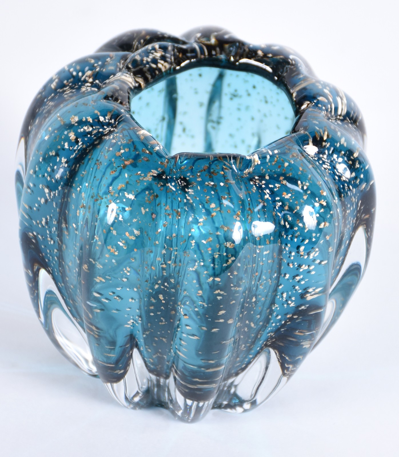 Vaso de vidro decorativo na cor azul com pó de ouro. - foto 2 de 3