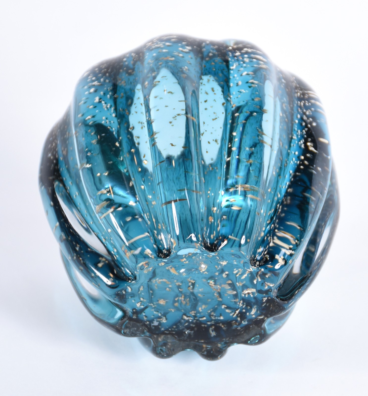 Vaso de vidro decorativo na cor azul com pó de ouro. - foto 3 de 3