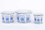 Três cachepots de porcelana decorada em azul e ... - Três cachepots de porcelana decorada em azul e branco, borda feitio babado, acompanham pratinhos.