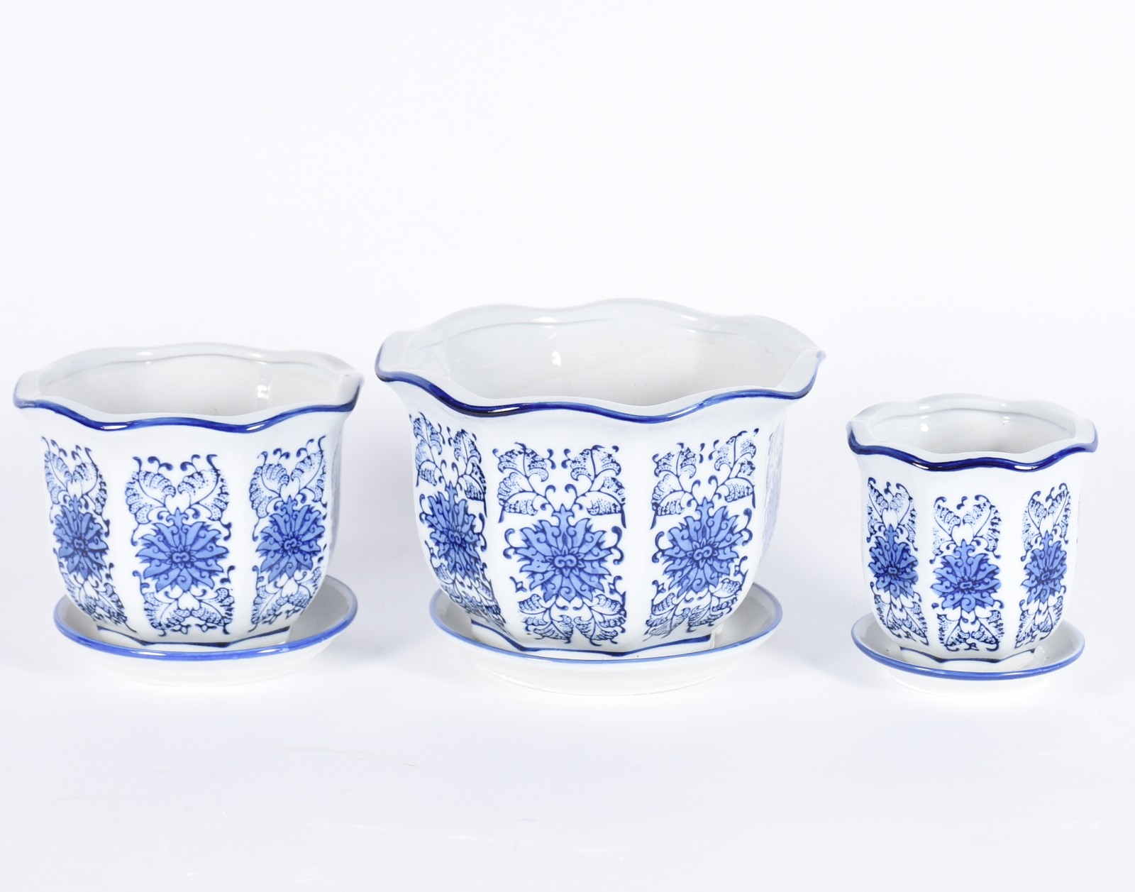 Três cachepots de porcelana decorada em azul e branco, borda feitio... - foto 1 de 3