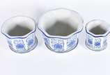Três cachepots de porcelana decorada em azul e ... - Três cachepots de porcelana decorada em azul e branco, borda feitio babado, acompanham pratinhos.