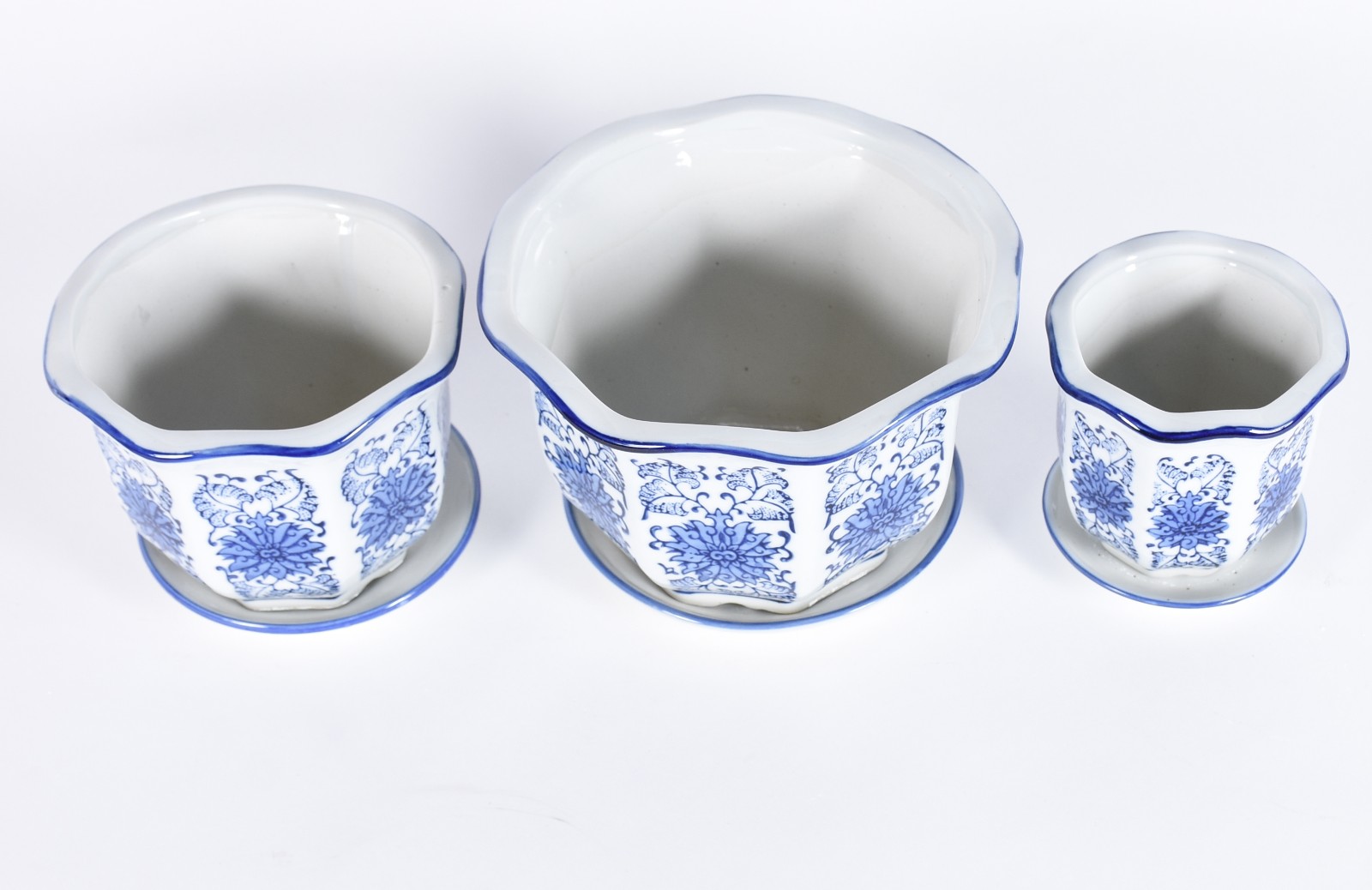 Três cachepots de porcelana decorada em azul e branco, borda feitio... - foto 2 de 3