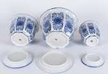 Três cachepots de porcelana decorada em azul e ... - Três cachepots de porcelana decorada em azul e branco, borda feitio babado, acompanham pratinhos.