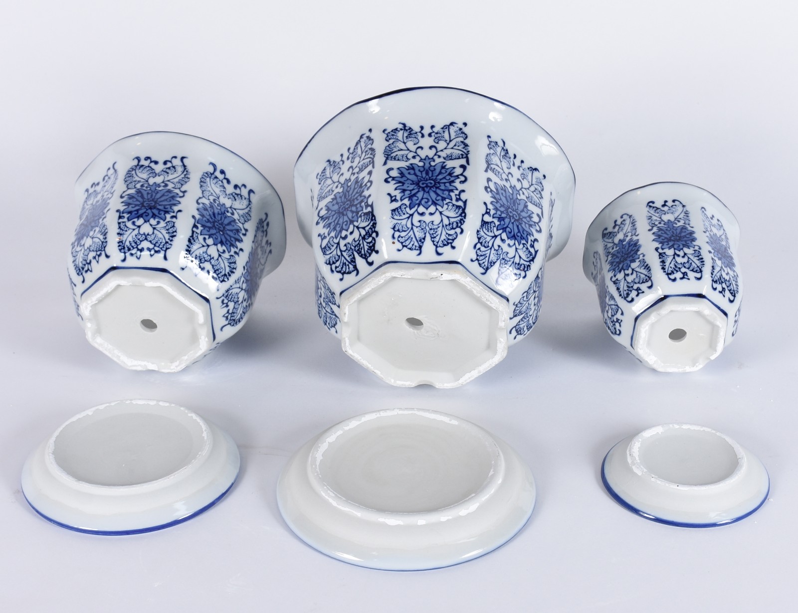 Três cachepots de porcelana decorada em azul e branco, borda feitio... - foto 3 de 3
