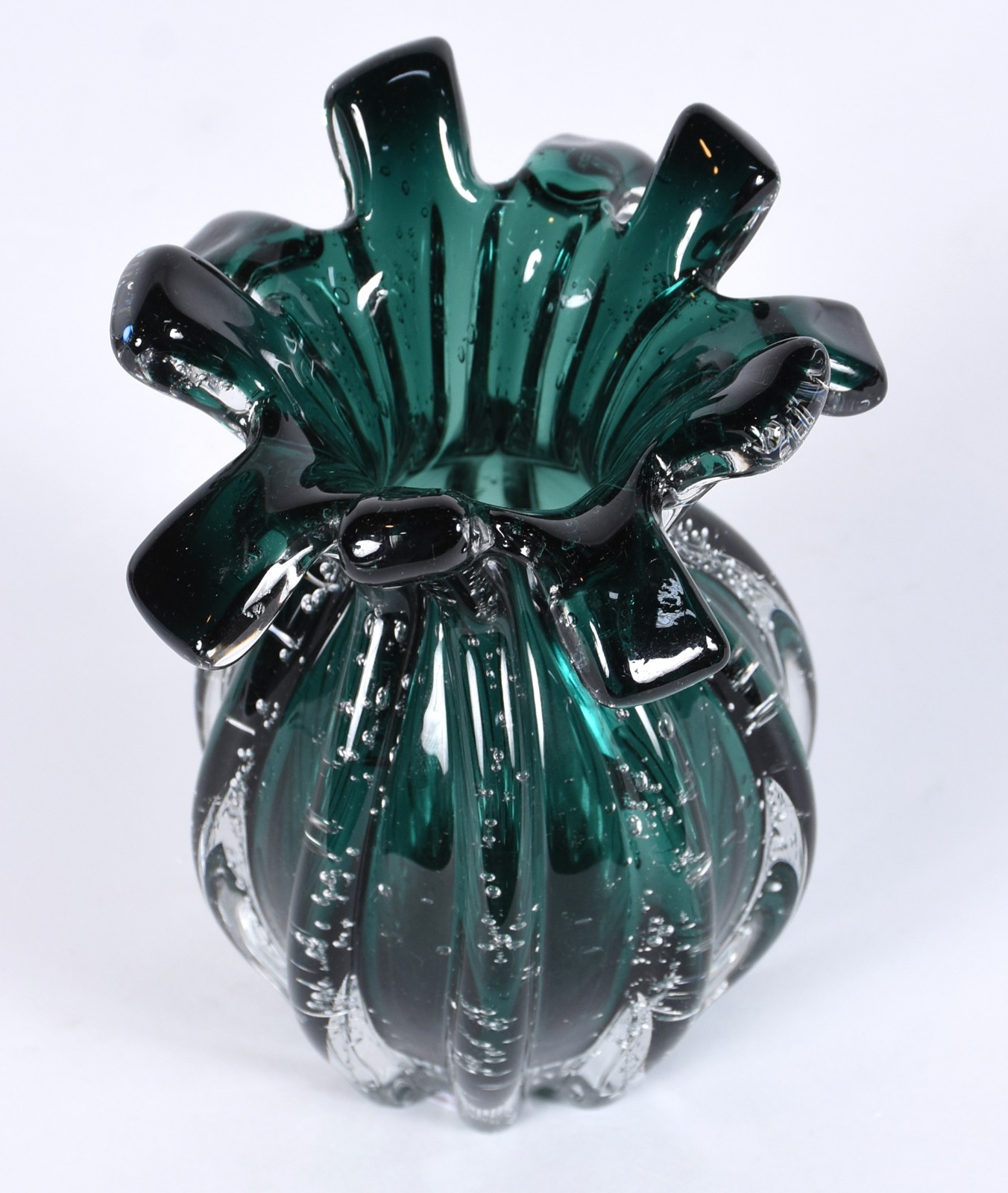 Vaso de vidro decorativo na cor verde. - foto 2 de 3