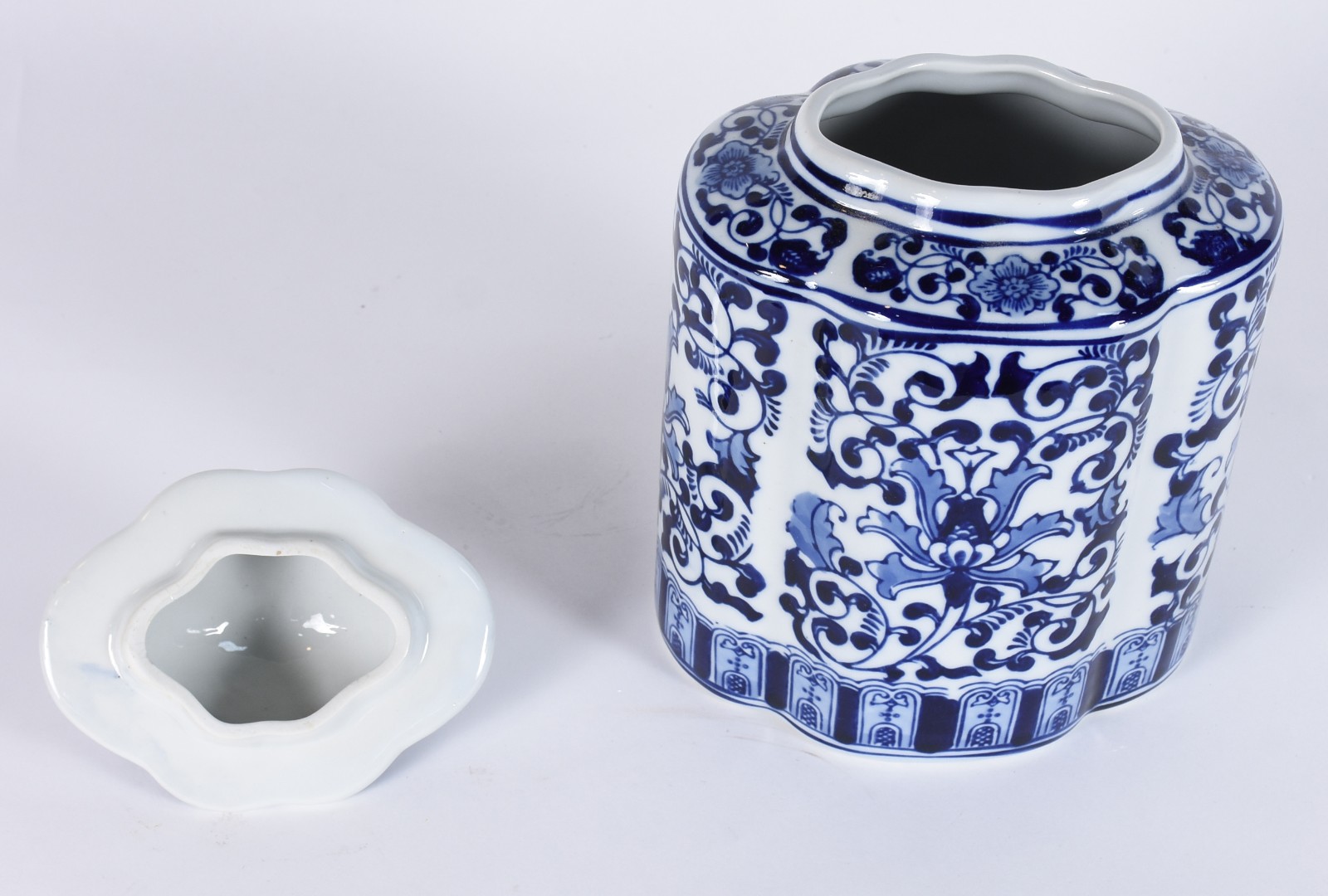 Potiche de porcelana chinesa decoração em azul e branco. - foto 3 de 4