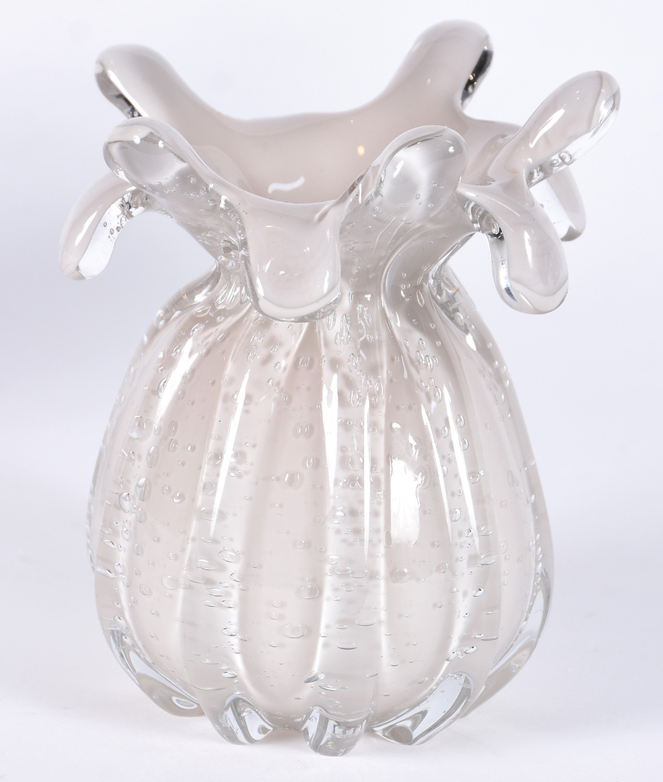 Vaso de vidro decorativo na cor branco com pó prata. - foto 1 de 3