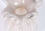Vaso de vidro decorativo na cor branco com pó p... - Vaso de vidro decorativo na cor branco com pó prata.