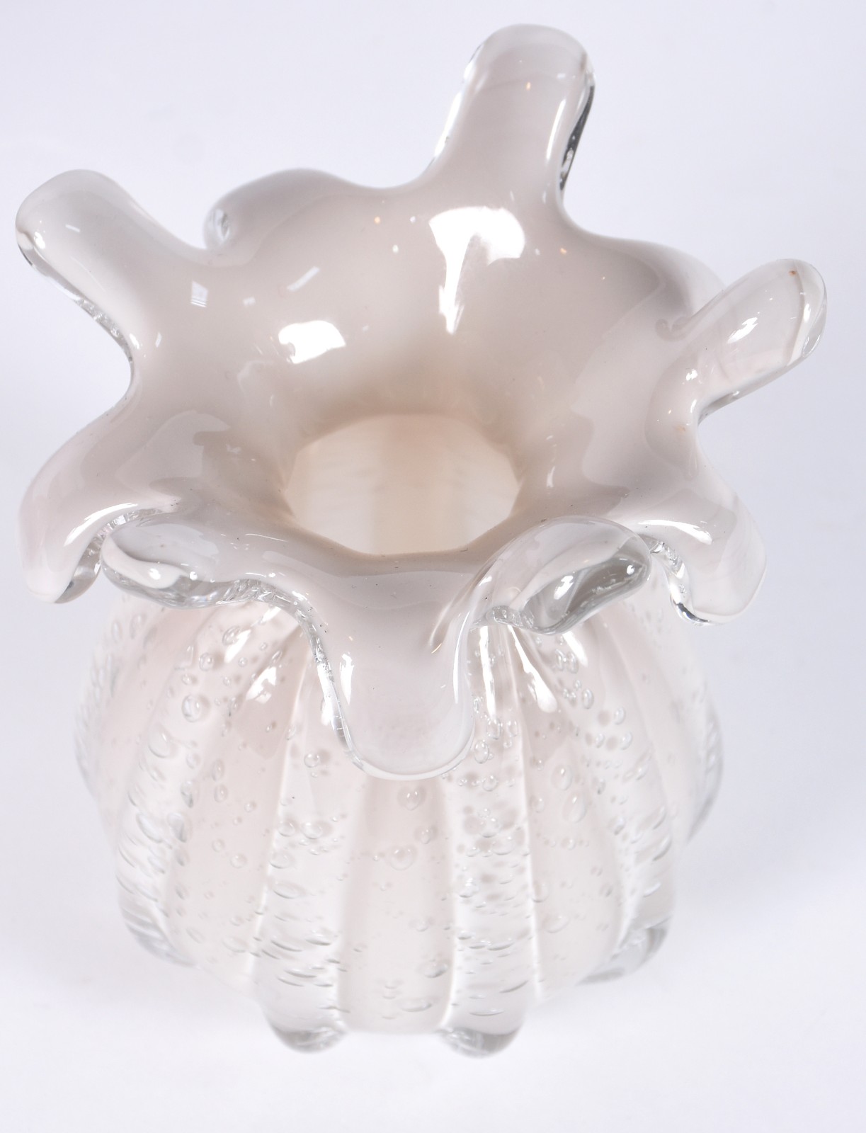 Vaso de vidro decorativo na cor branco com pó prata. - foto 2 de 3