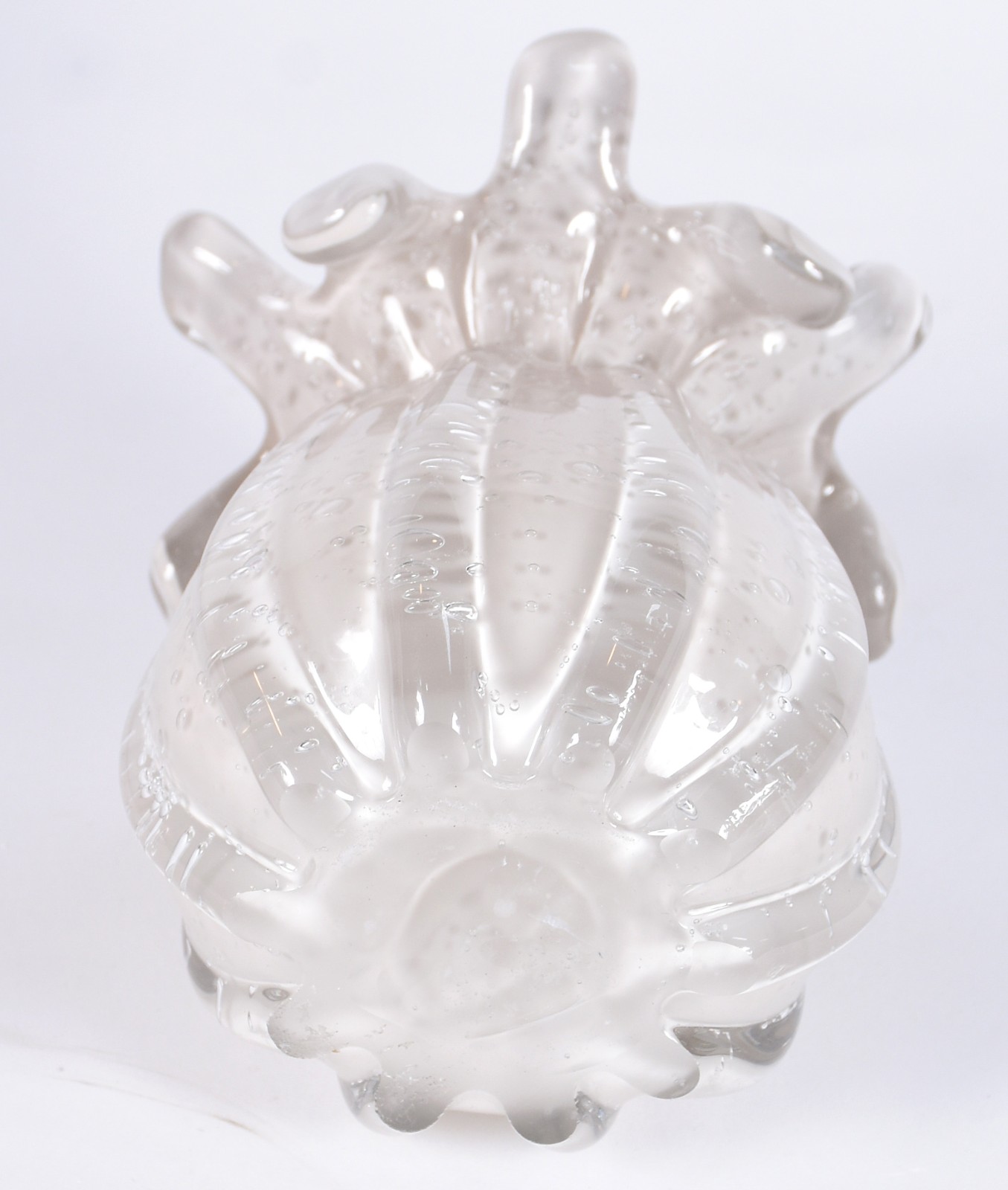Vaso de vidro decorativo na cor branco com pó prata. - foto 3 de 3