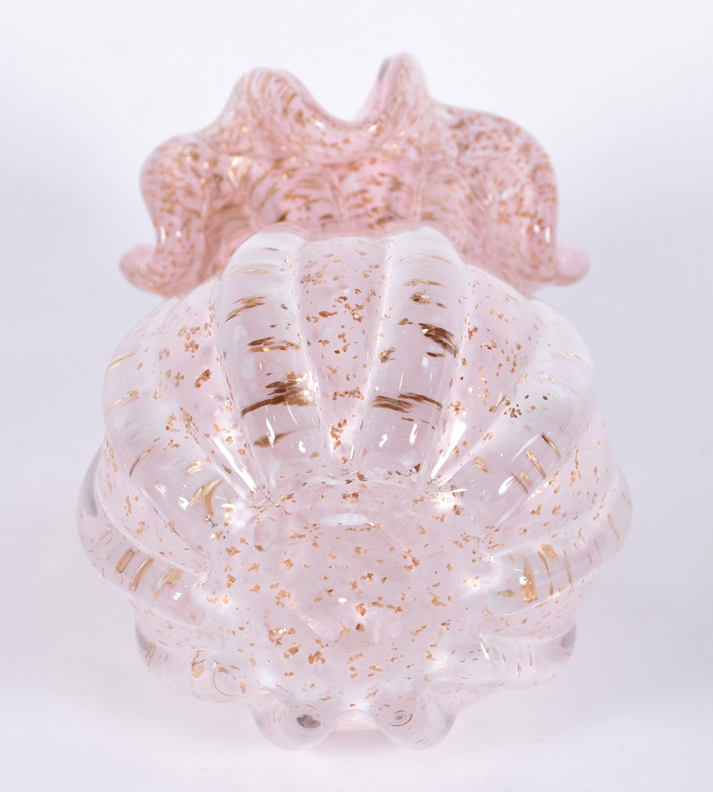 Vaso de vidro decorativo formato de gomos na cor rosa com pó de ouro... - foto 2 de 2