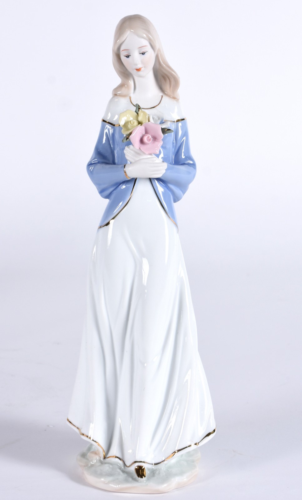 Estatueta de porcelana representando dama com flores. - foto 1 de 4